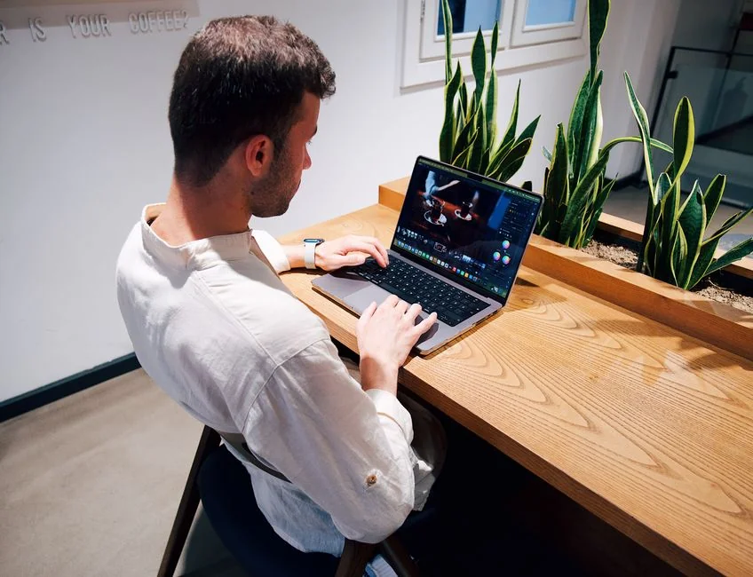 Un écran d’ordinateur moderne affichant un travail de web design, mettant en valeur des visuels créatifs dans un espace de travail.